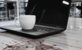 wylana kawa na stole obok laptopa potencjalna awaria laptopa